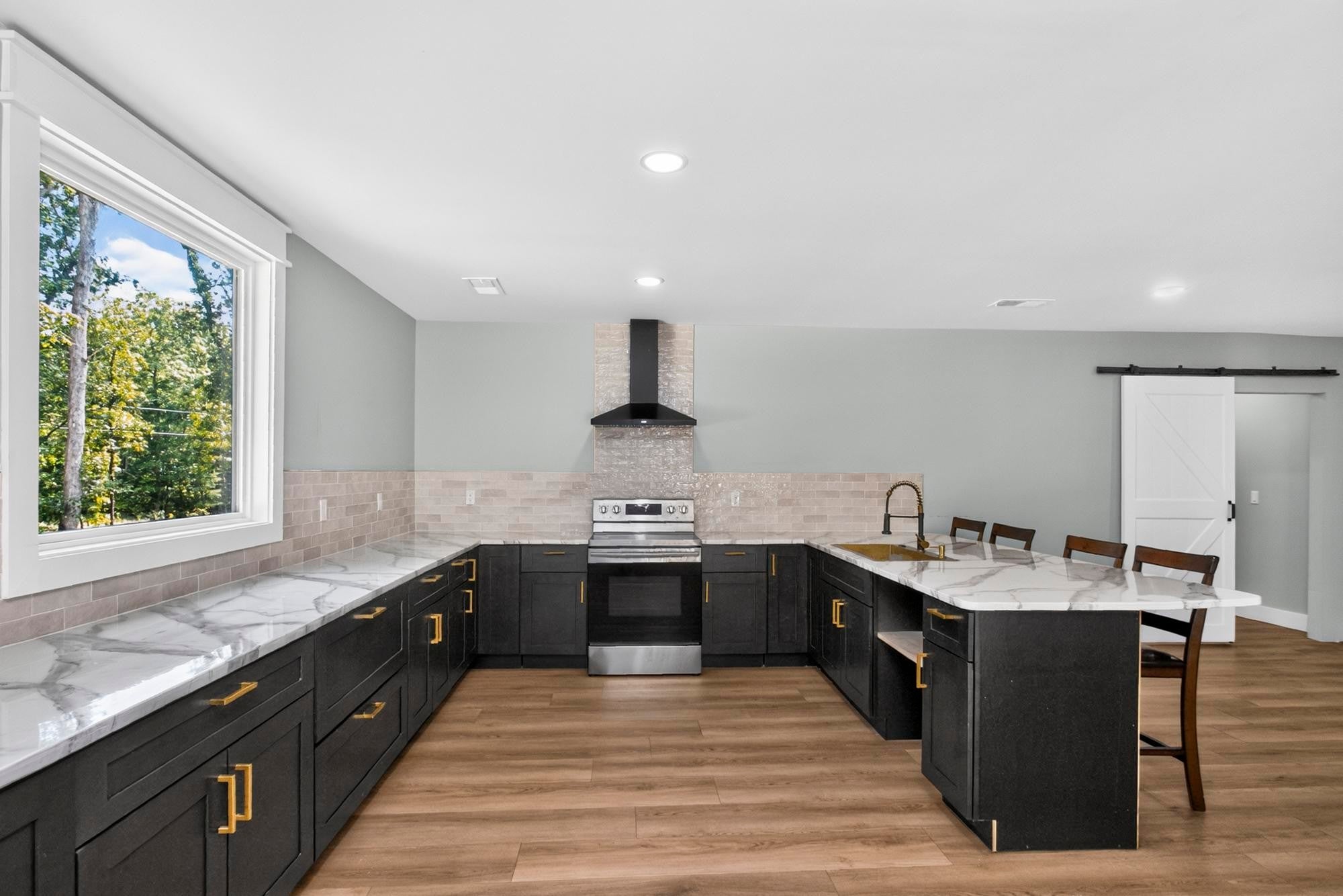332 Meadow Ln