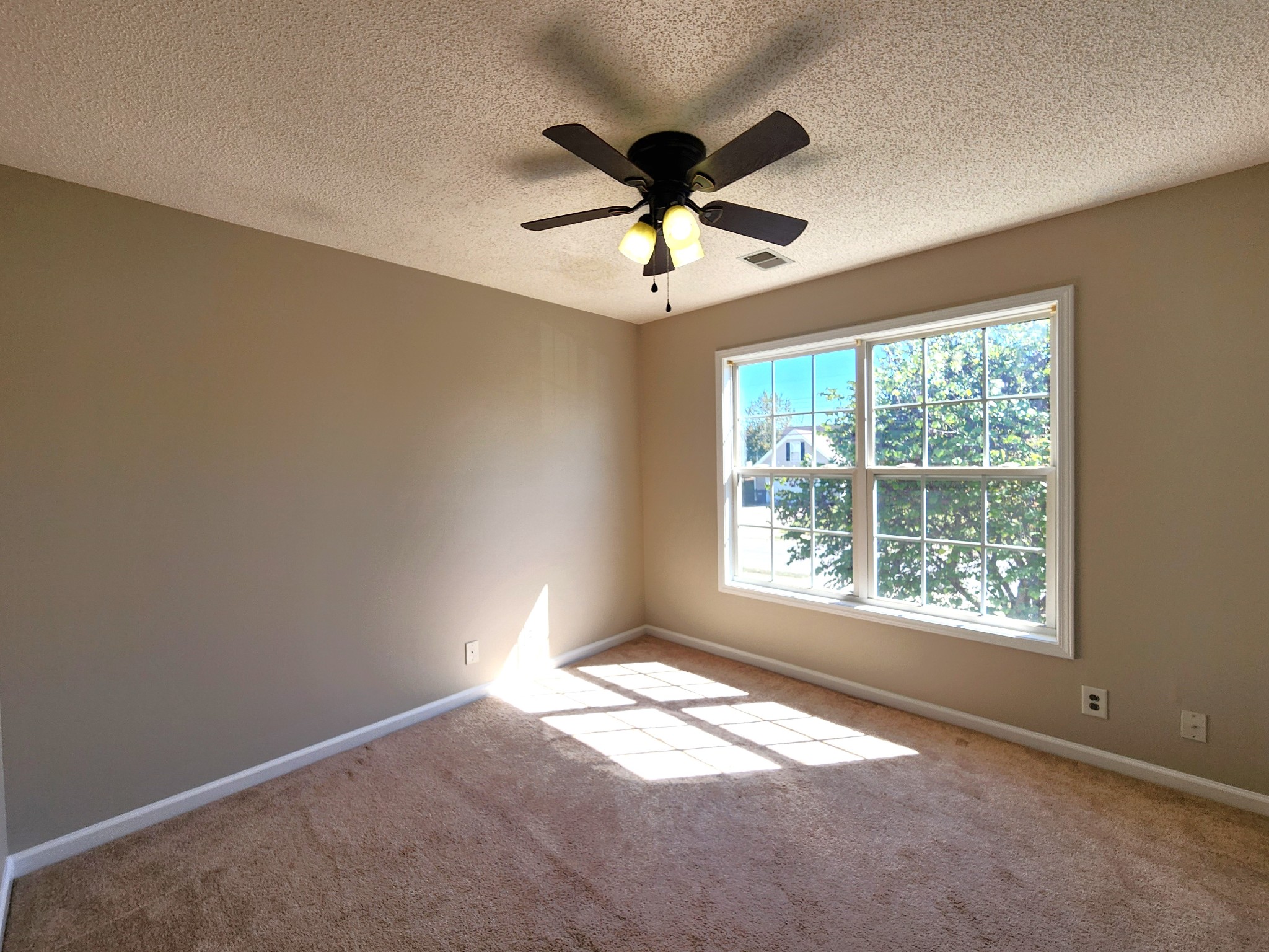 Clarksville, Tennessee 37042, United States, 3 Bedrooms Bedrooms, ,3 BathroomsBathrooms,Residential,Pending,50372