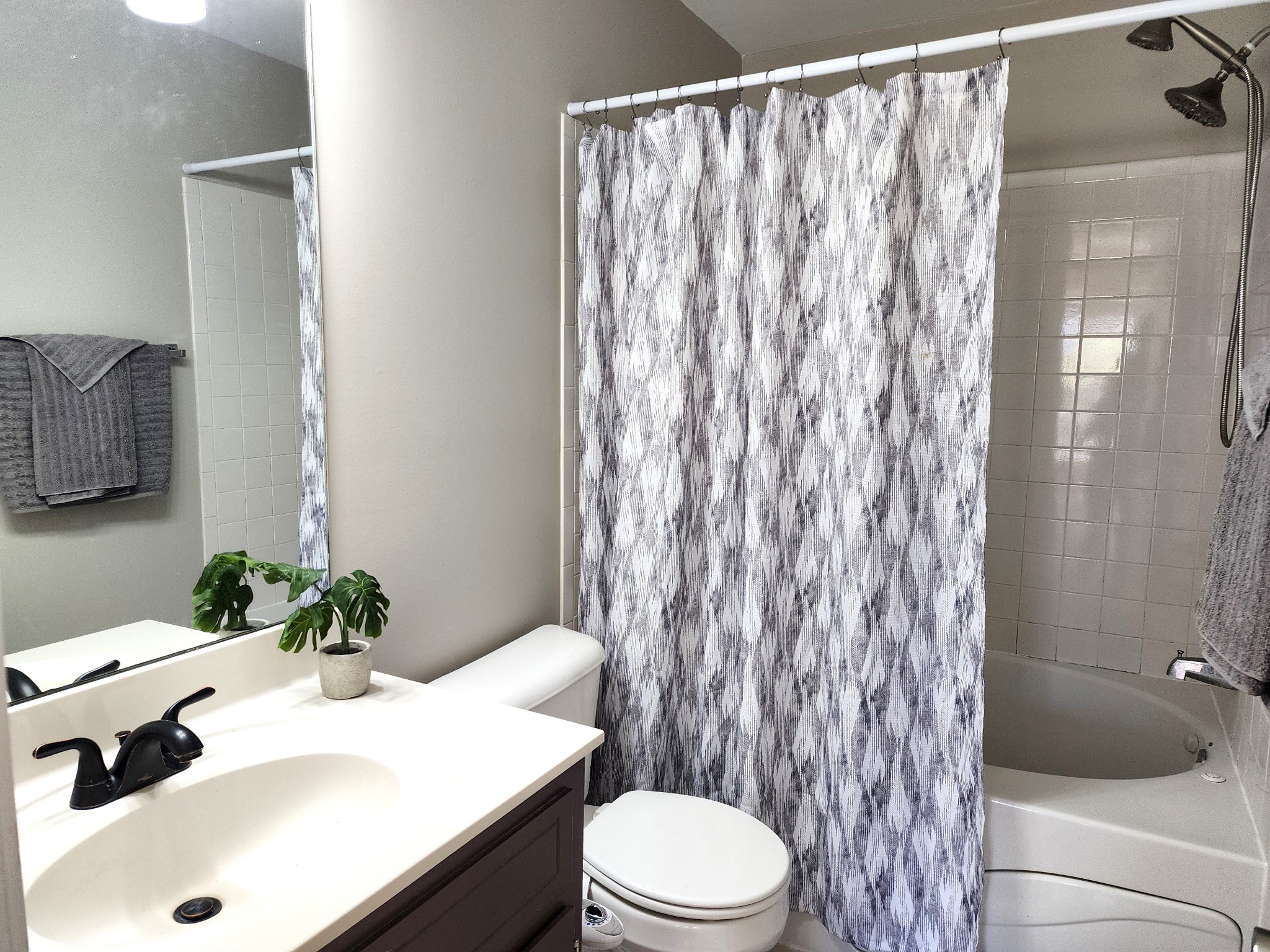 Clarksville, Tennessee 37042, United States, 3 Bedrooms Bedrooms, ,3 BathroomsBathrooms,Residential,Pending,50372