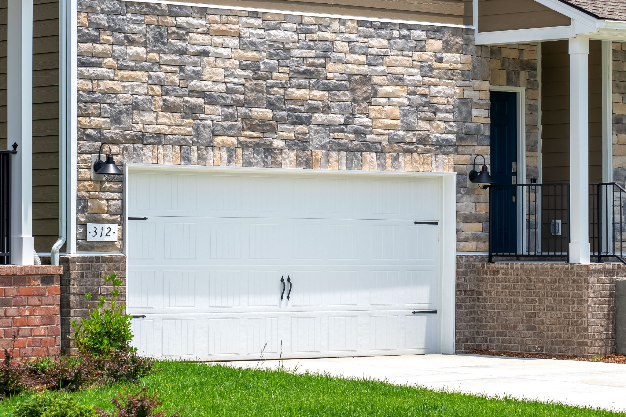 312 Deacon Ln