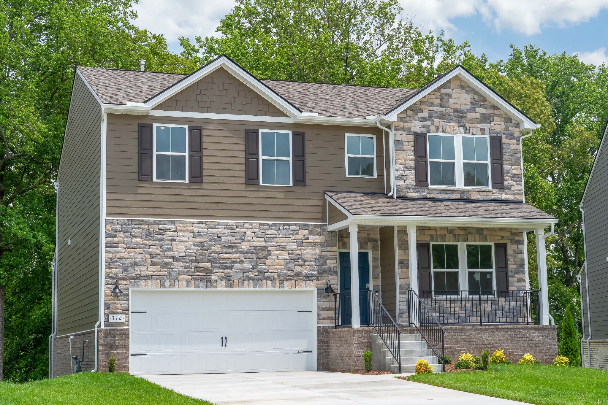 312 Deacon Ln