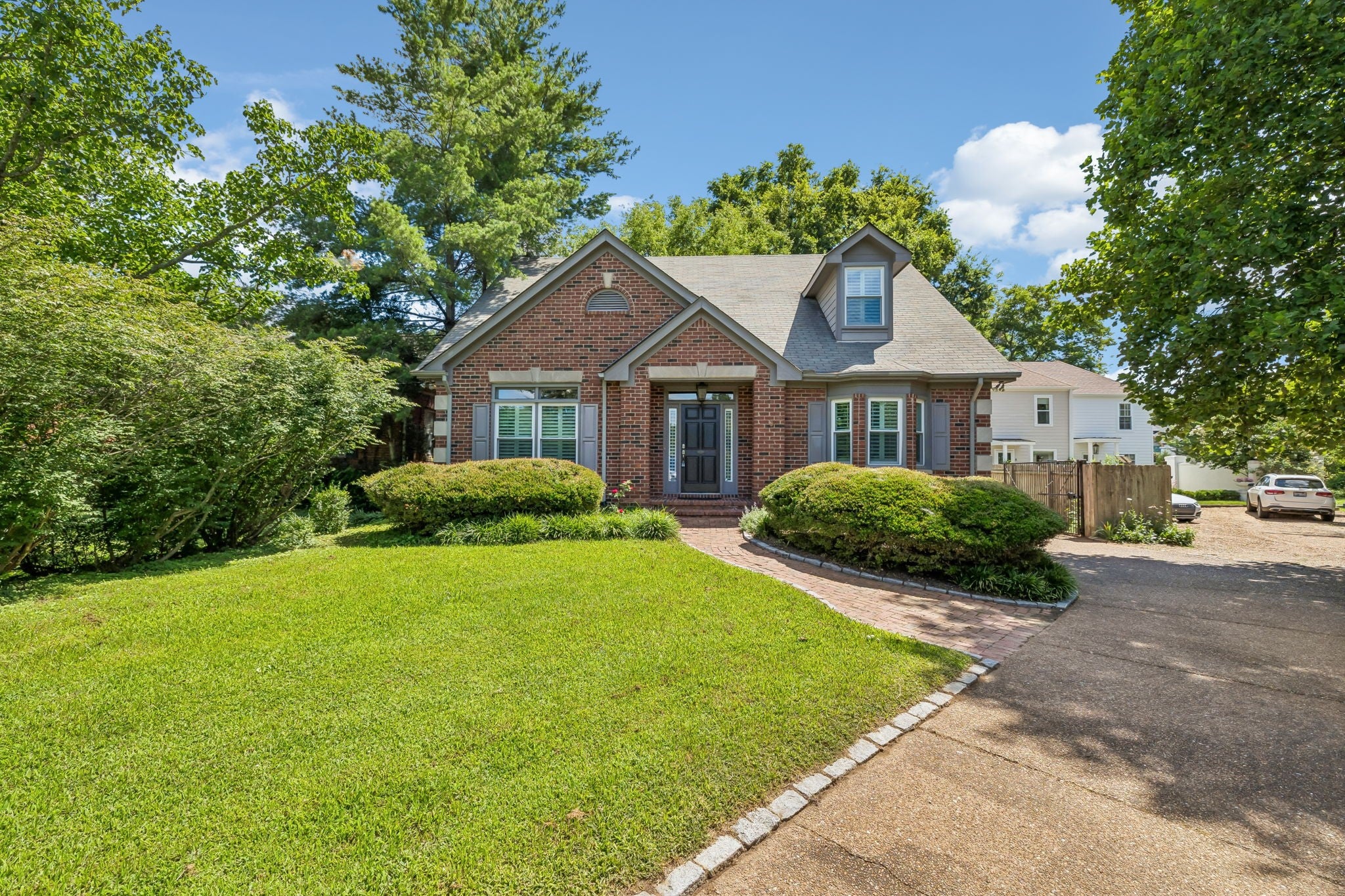 3-bed home sold in Nashville, TN 37205, 230 Harding Pl 230 Harding Pl, Nashville TN 37205 3-bed home, photo 2 of 60