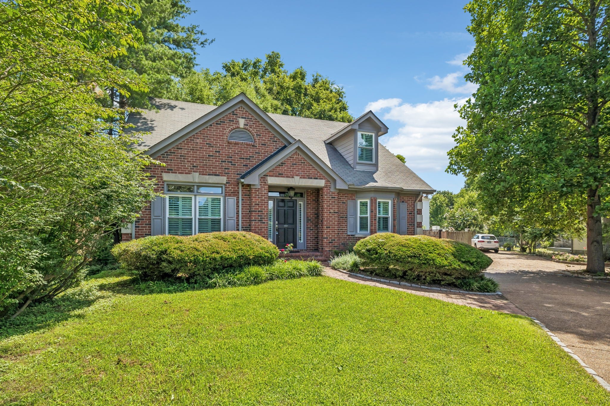 3-bed home sold in Nashville, TN 37205, 230 Harding Pl 230 Harding Pl, Nashville TN 37205 3-bed home, photo 3 of 60