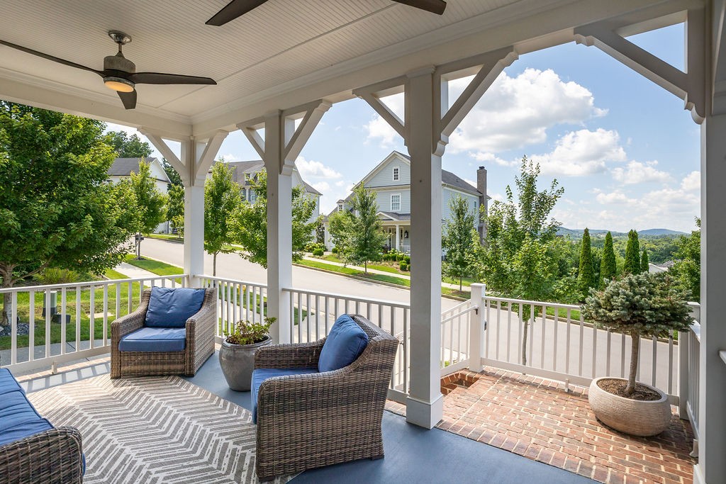 215 Halswelle Dr