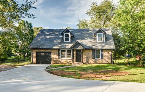 Photo of 240 Maplewood Dr, Clarksville, TN 37042 (MLS # 3124562)