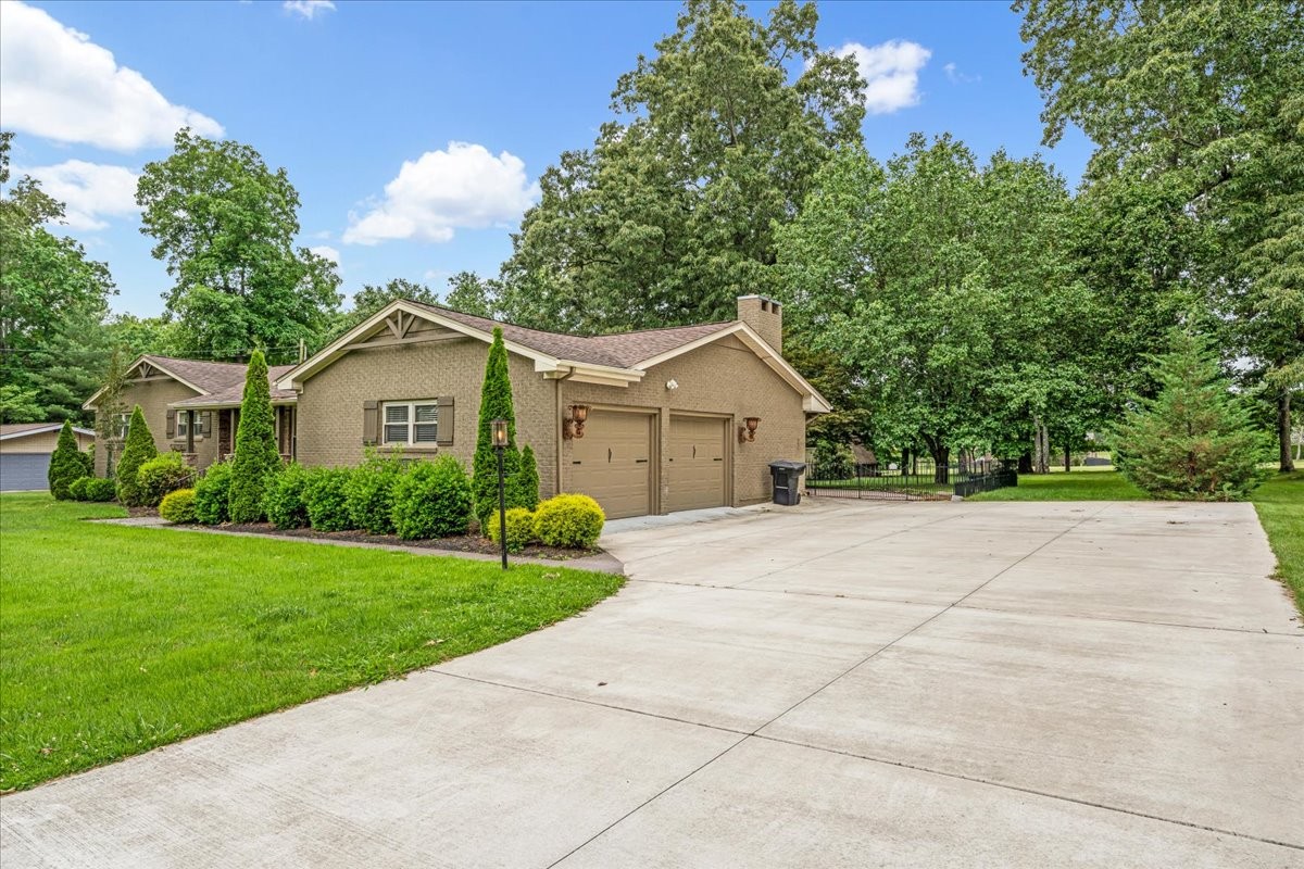 1809 Country Club Dr