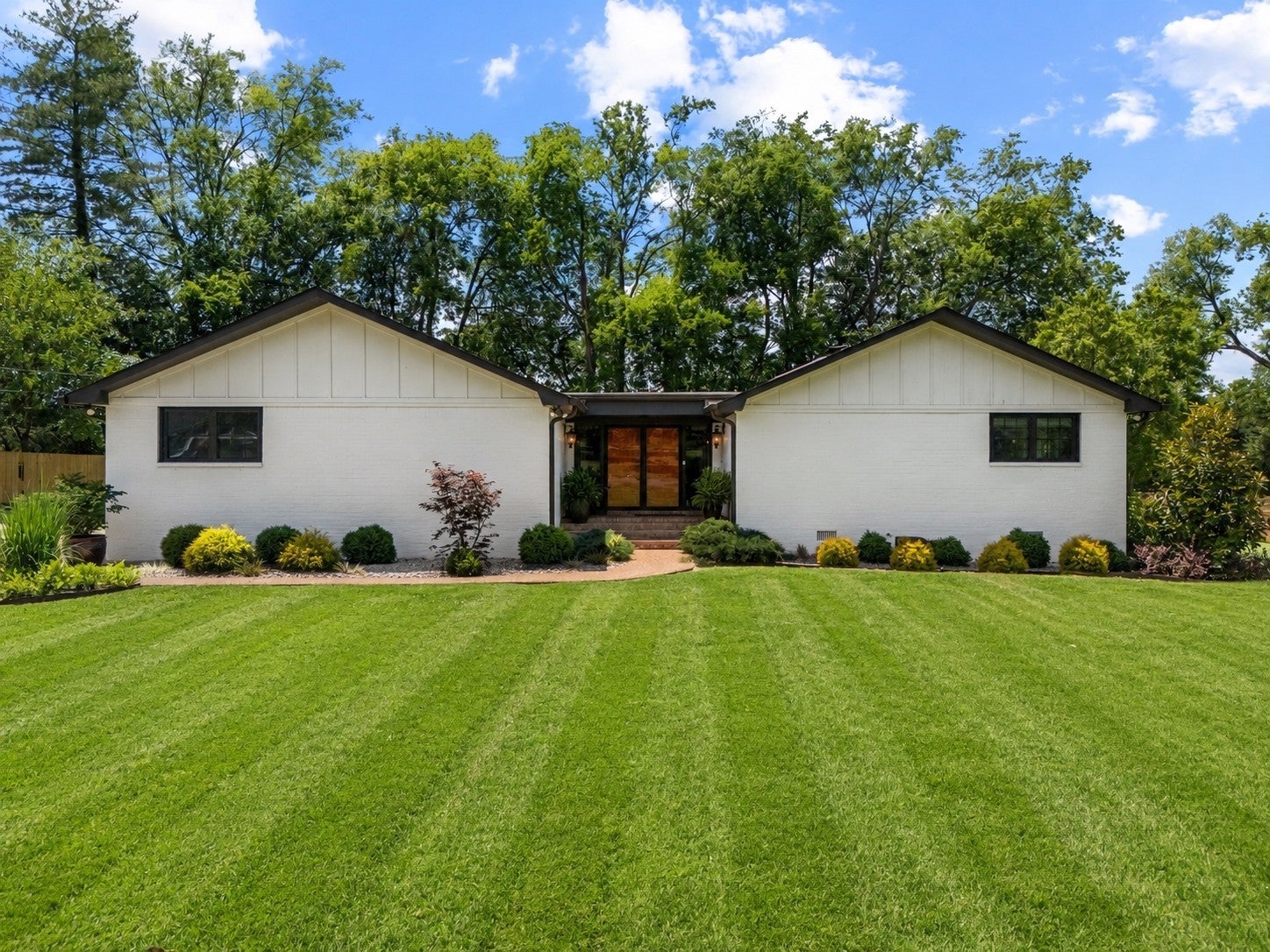 908 Lakeshore Dr