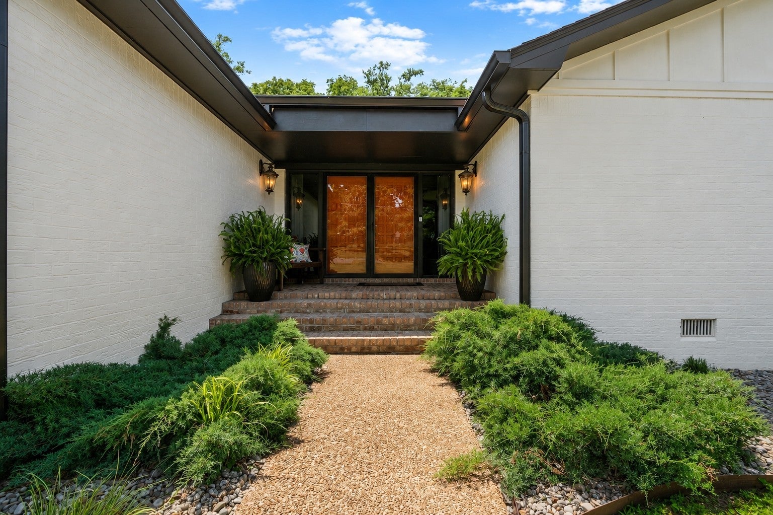 908 Lakeshore Dr