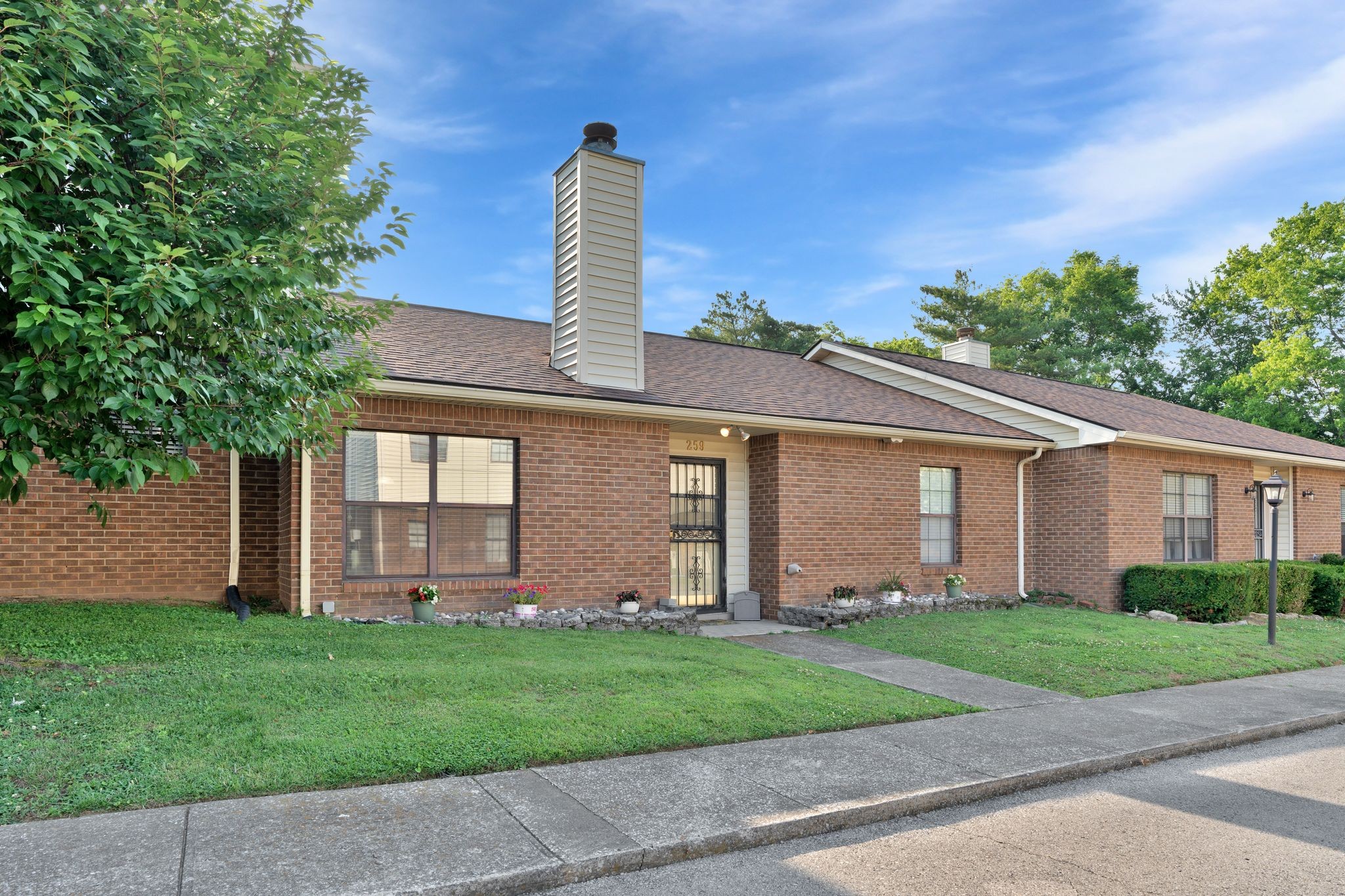259 Mayflower Ln N