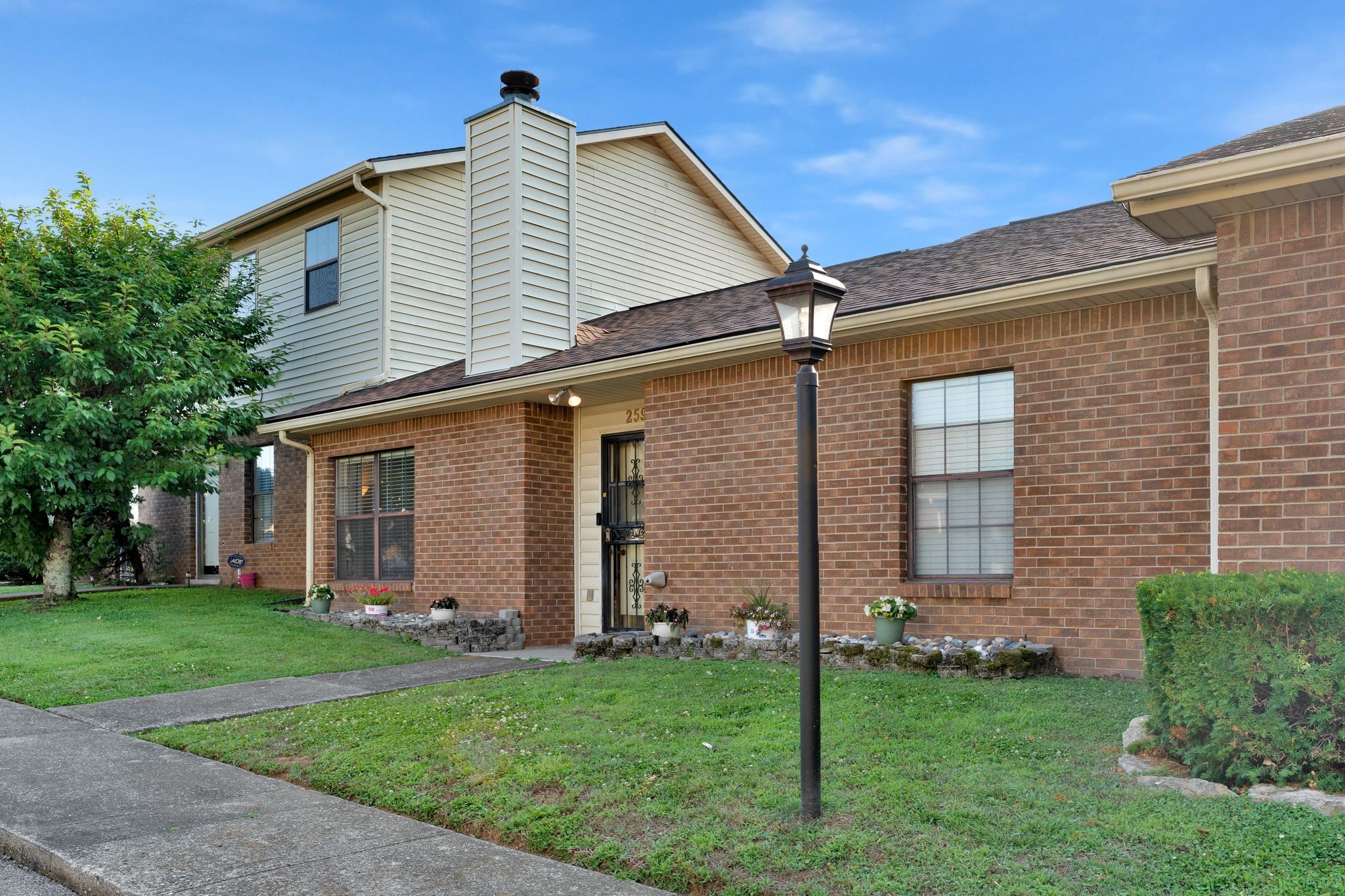 259 Mayflower Ln N