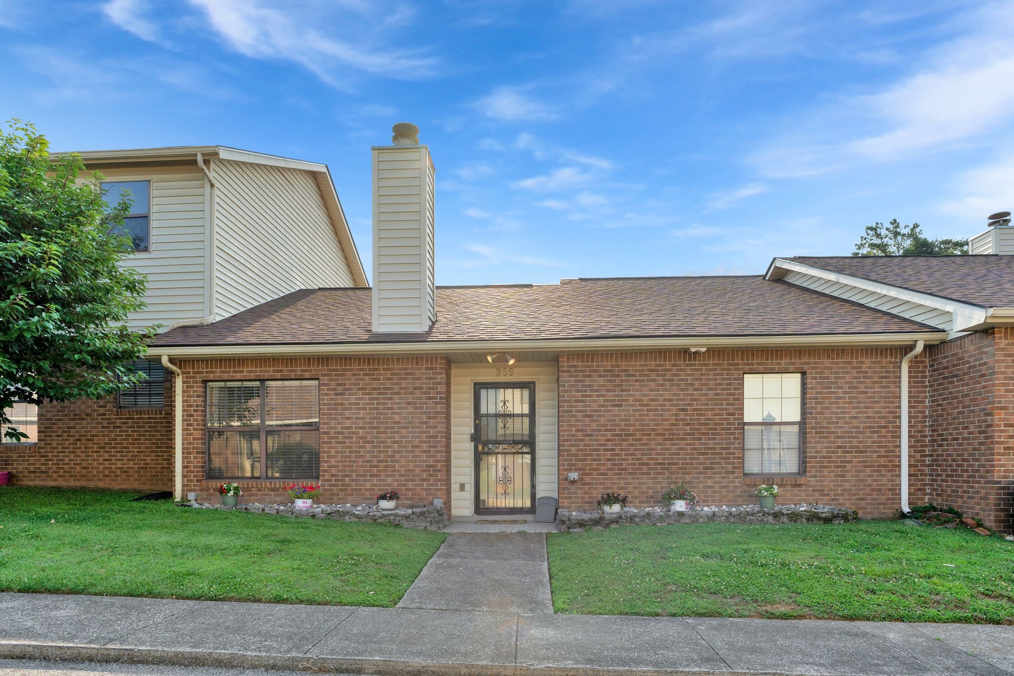 259 Mayflower Ln N