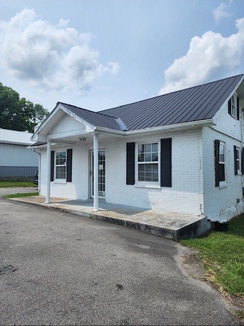 402 College St Lafayette TN 37083
