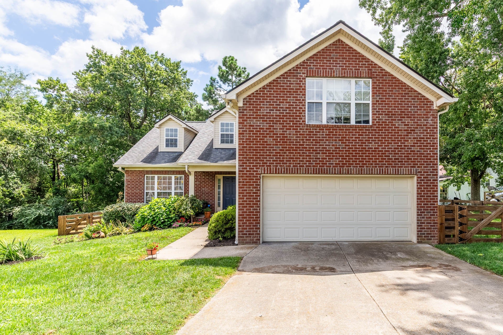 3.0-bed rental at 512 Twin Oaks Cir