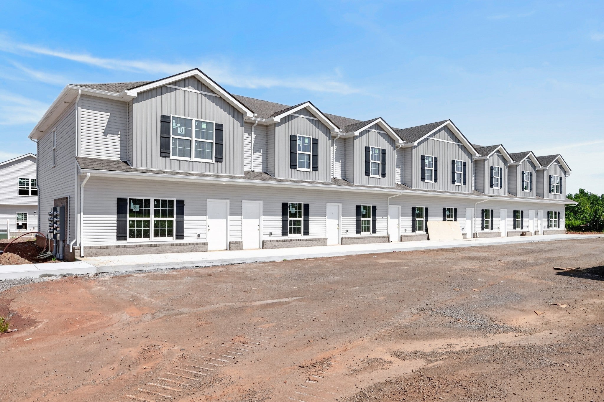299 Summitcrest Drive N Building