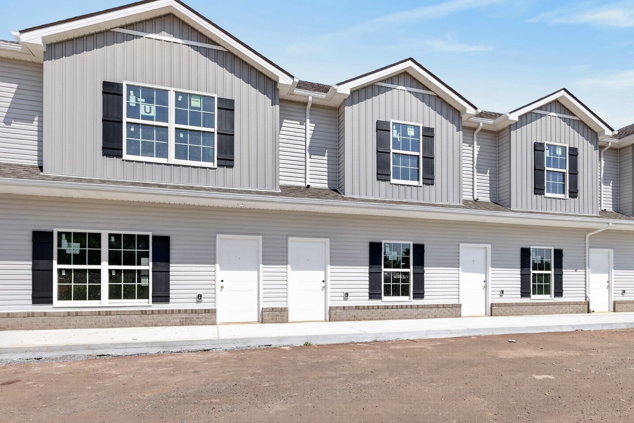 299 Summitcrest Drive N Building