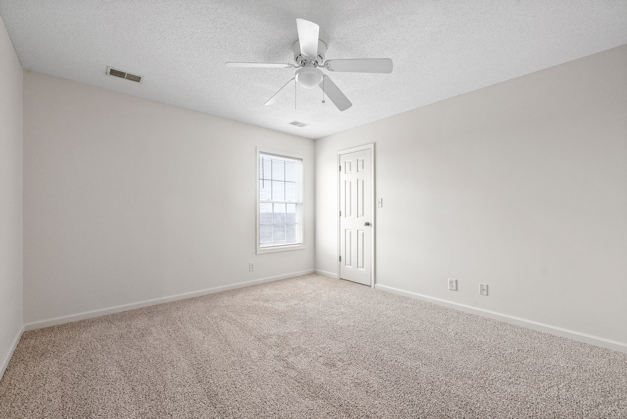 Clarksville, Tennessee 37040, United States, 4 Bedrooms Bedrooms, ,3 BathroomsBathrooms,Residential,Active,3235