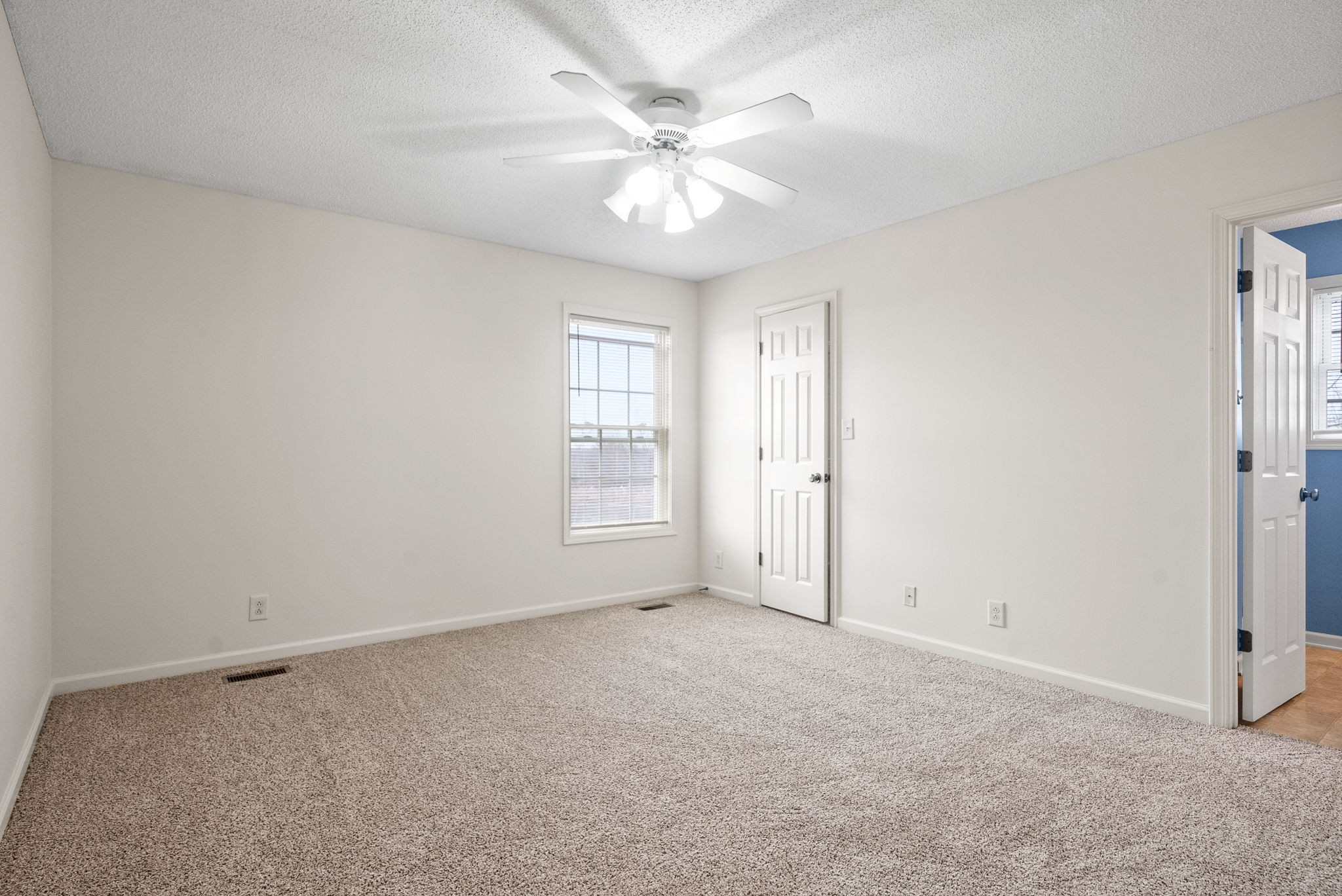 Clarksville, Tennessee 37040, United States, 4 Bedrooms Bedrooms, ,3 BathroomsBathrooms,Residential,Active,3235