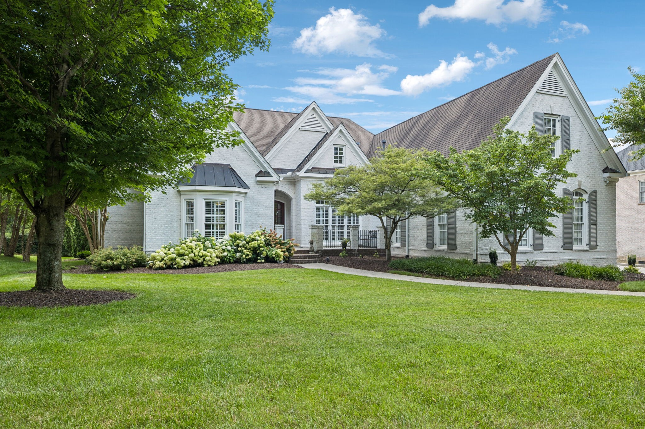220 Ennismore Ln