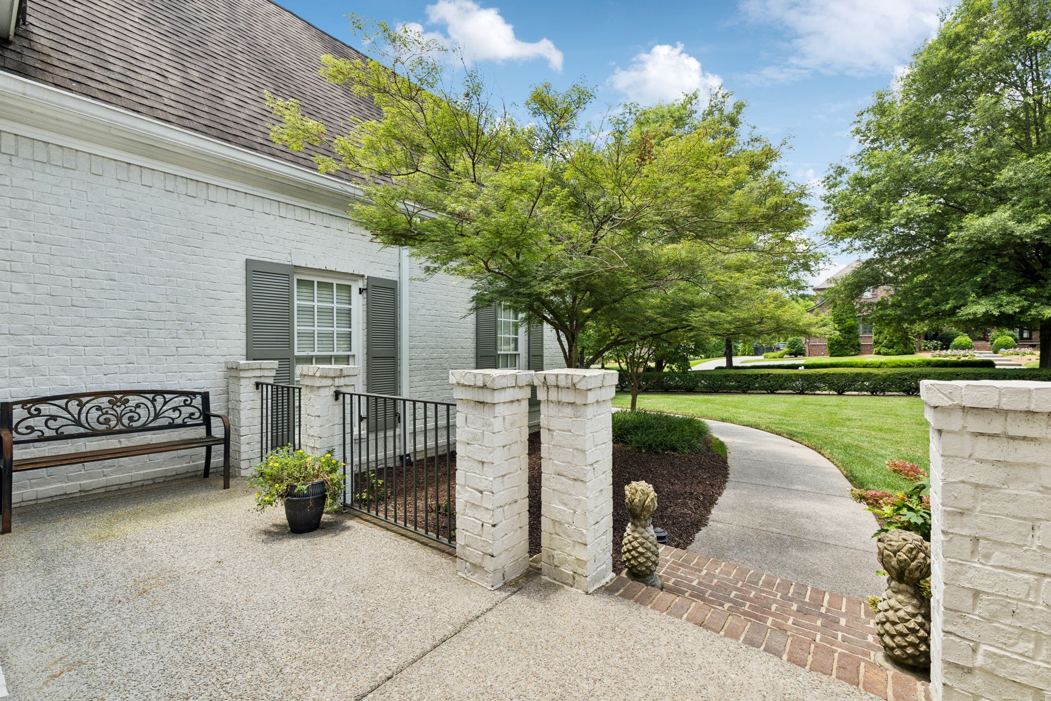 220 Ennismore Ln