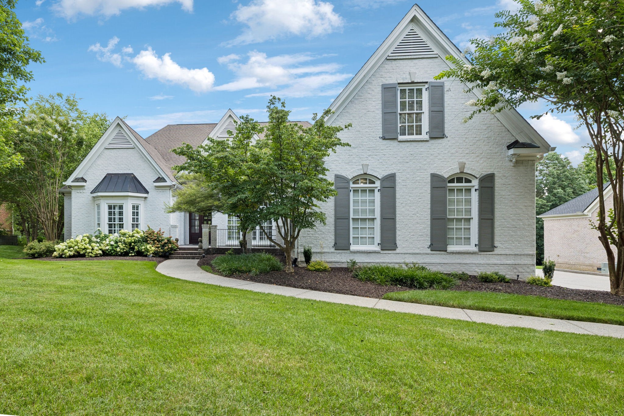 220 Ennismore Ln
