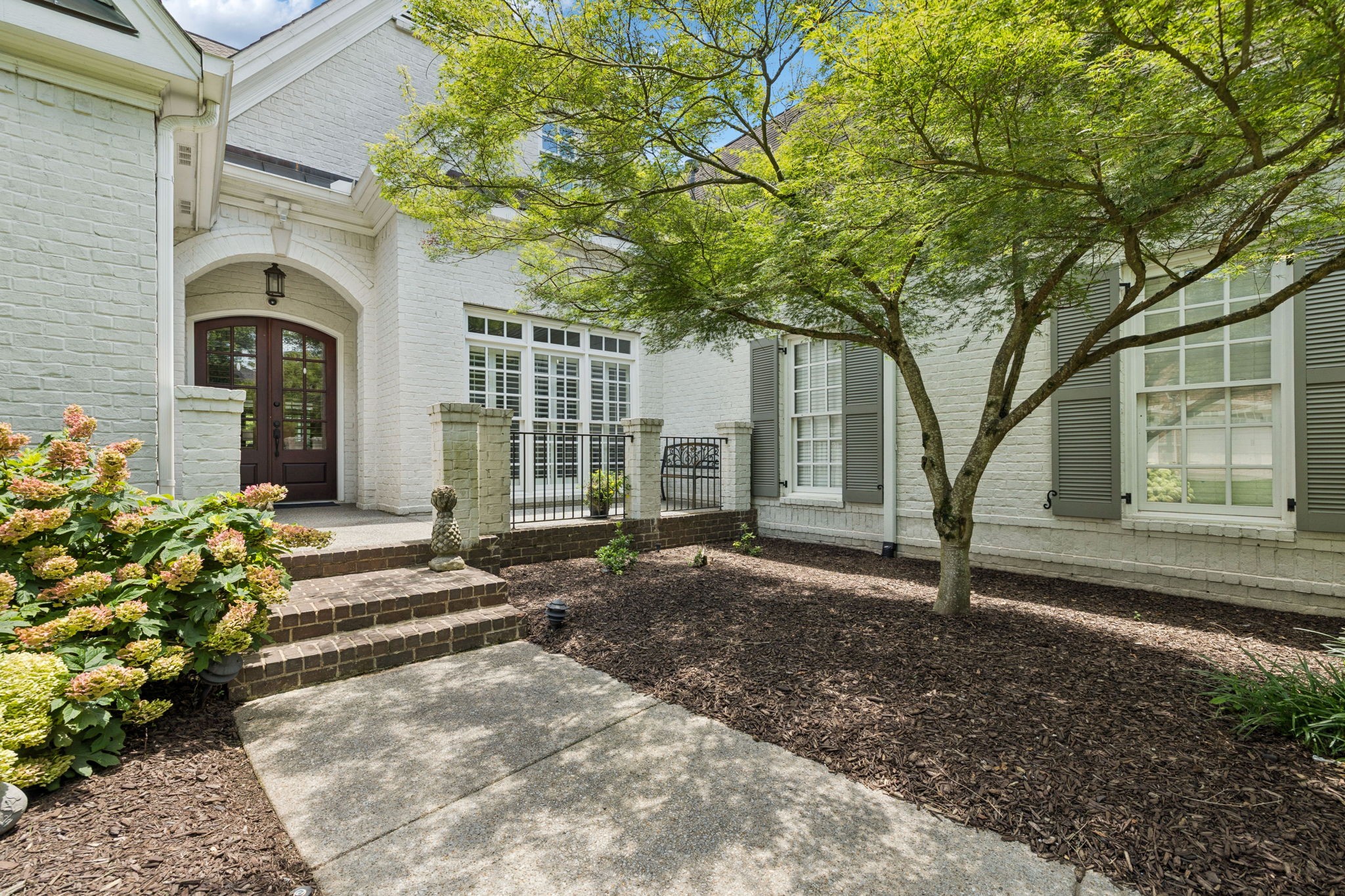 220 Ennismore Ln