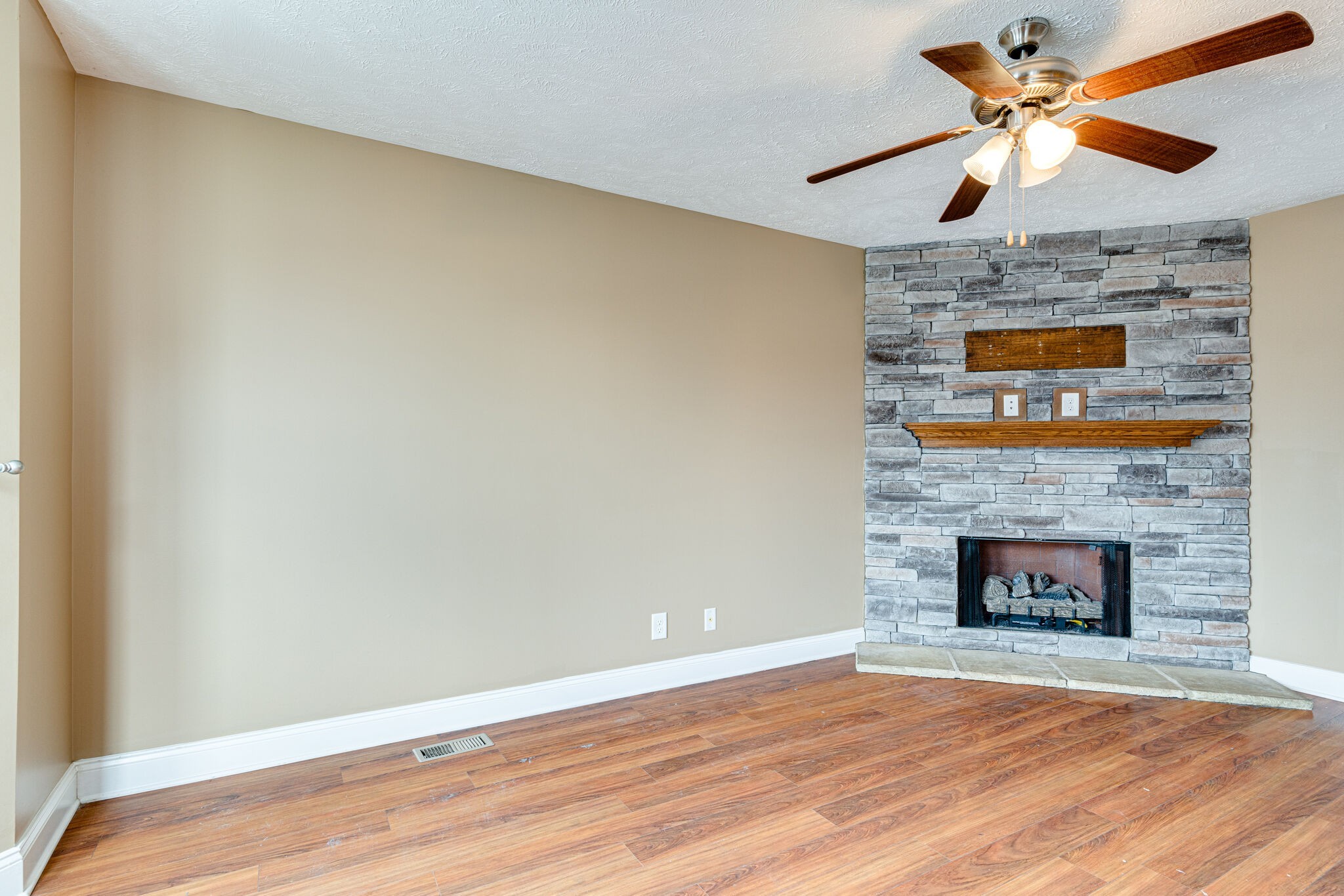 546 Falkland Cir