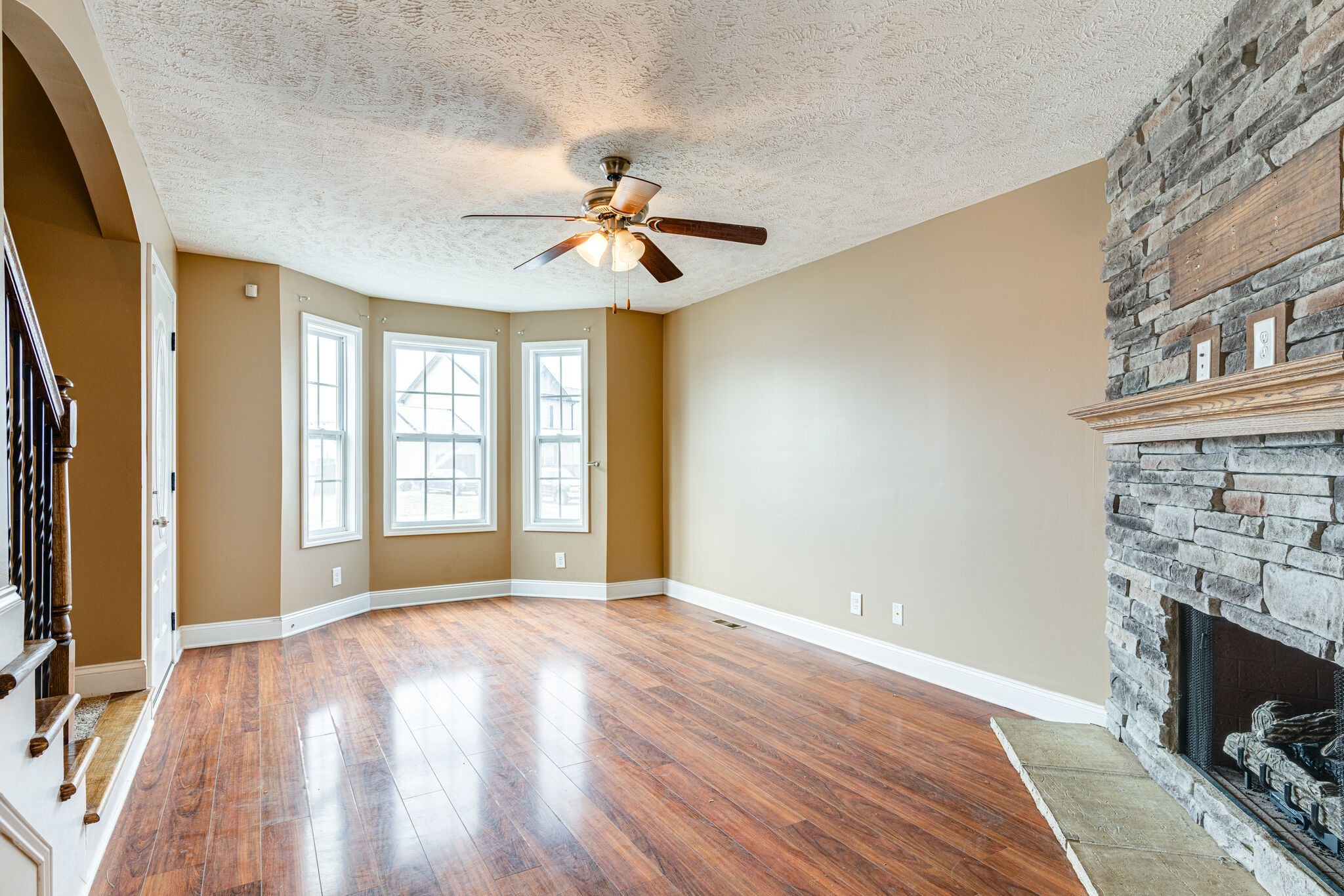 546 Falkland Cir