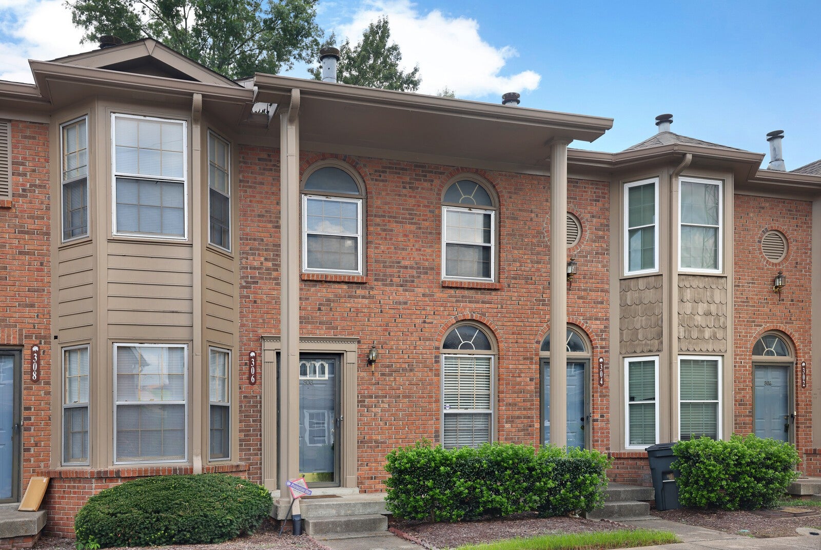 306 Hickory Pl