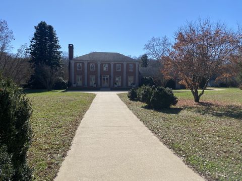 1099 E Gaines St Lawrenceburg TN 38464