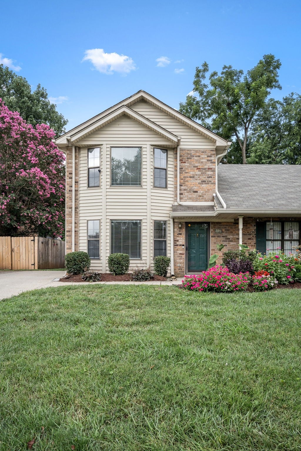 228 Hillside Ct