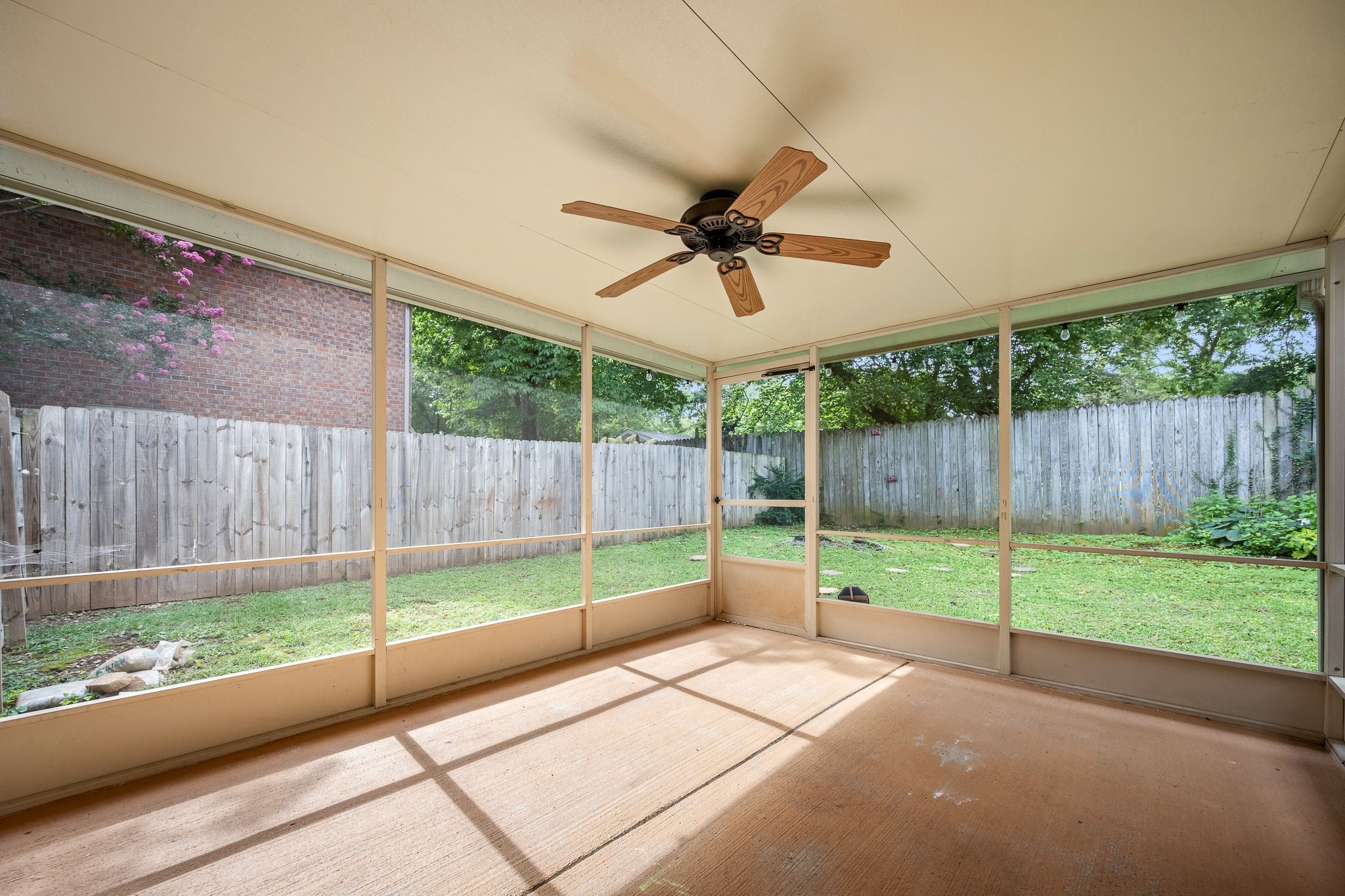 228 Hillside Ct