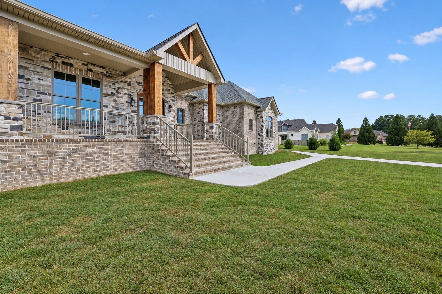 106 Chandelle Dr
