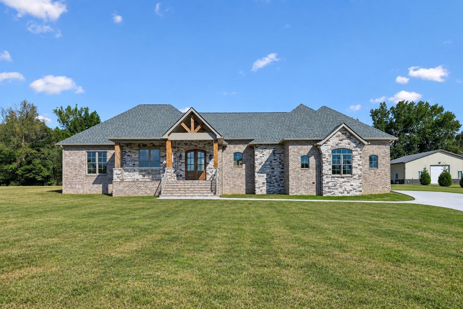 106 Chandelle Dr