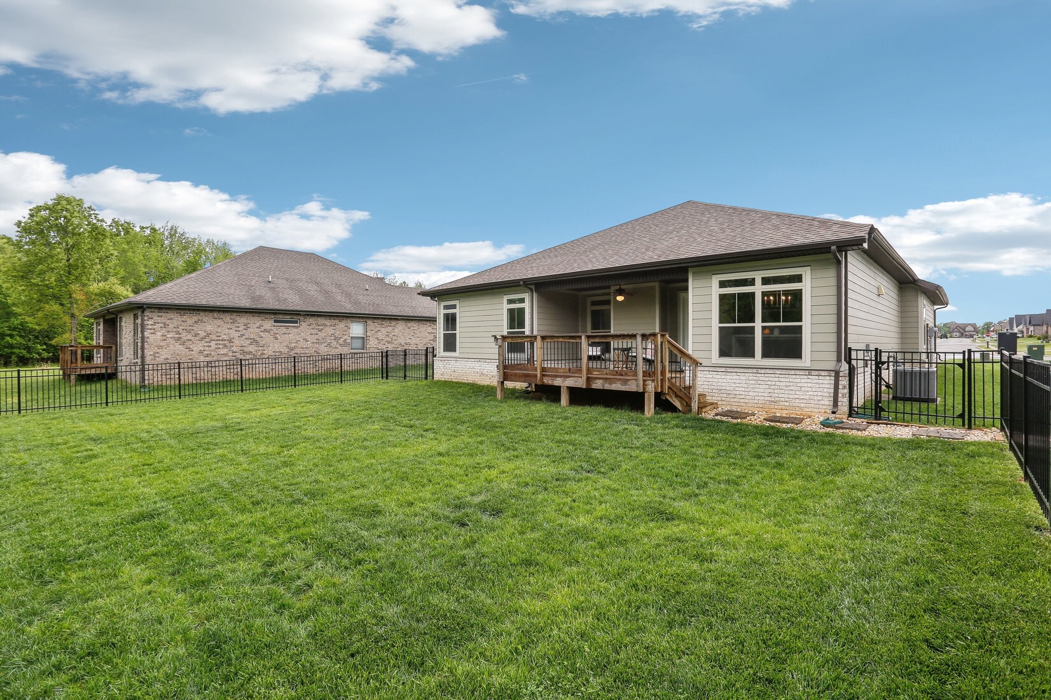 Clarksville, Tennessee 37043, United States, 3 Bedrooms Bedrooms, ,2 BathroomsBathrooms,Residential,Pending,119098