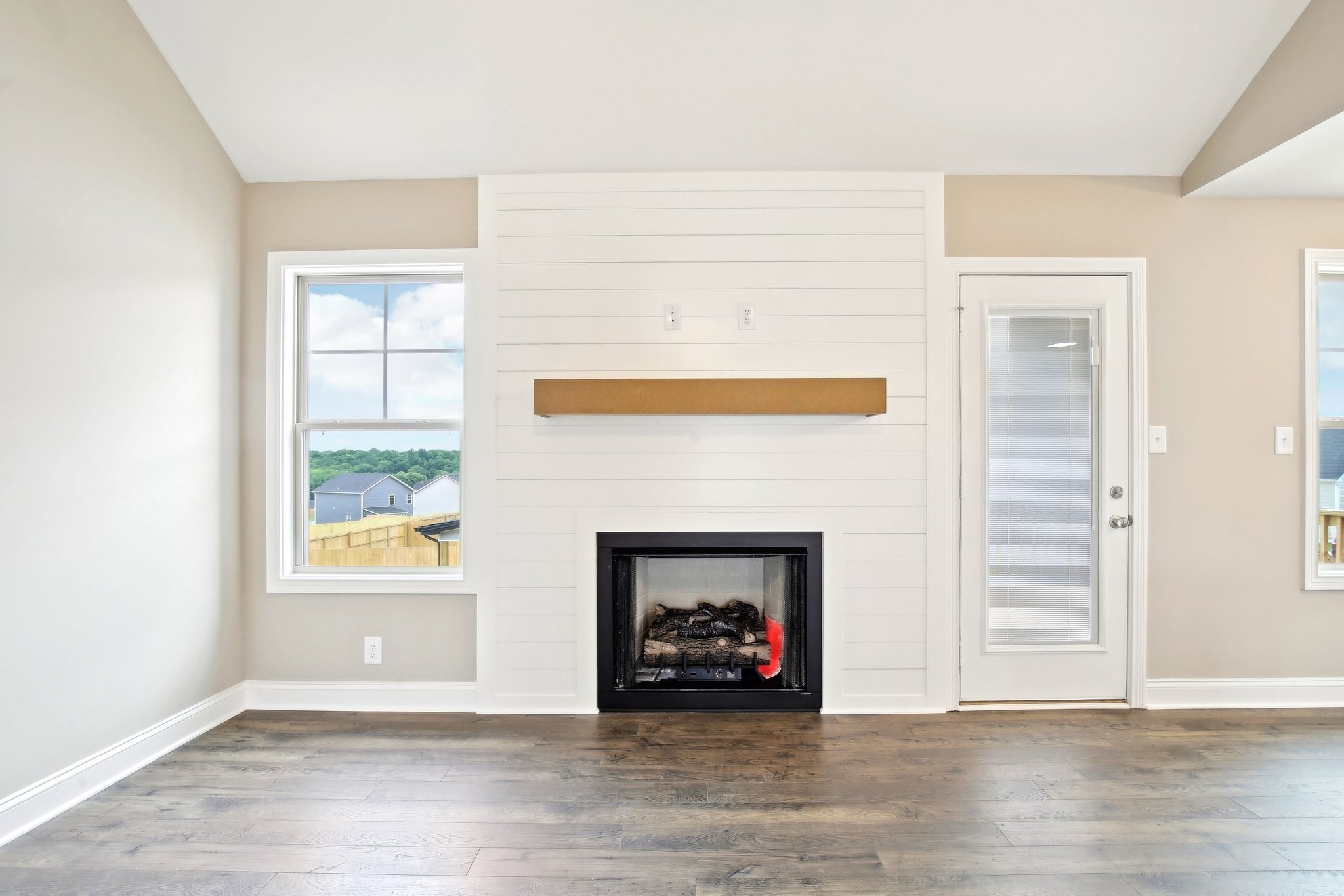 Clarksville, Tennessee 37040, United States, 5 Bedrooms Bedrooms, ,3 BathroomsBathrooms,Residential,Active,210146