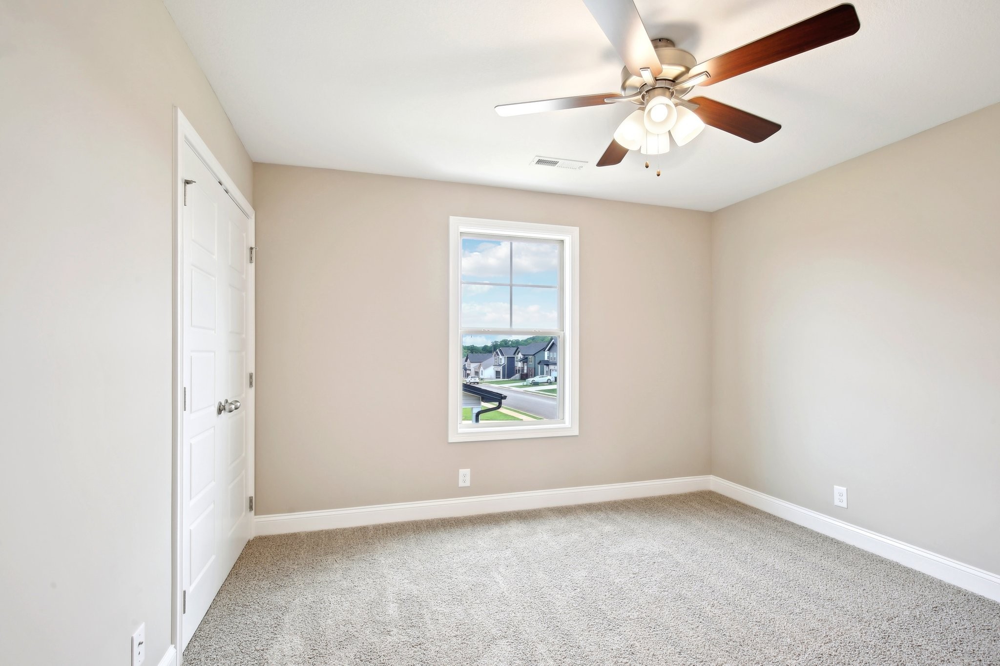 Clarksville, Tennessee 37040, United States, 5 Bedrooms Bedrooms, ,3 BathroomsBathrooms,Residential,Active,210146