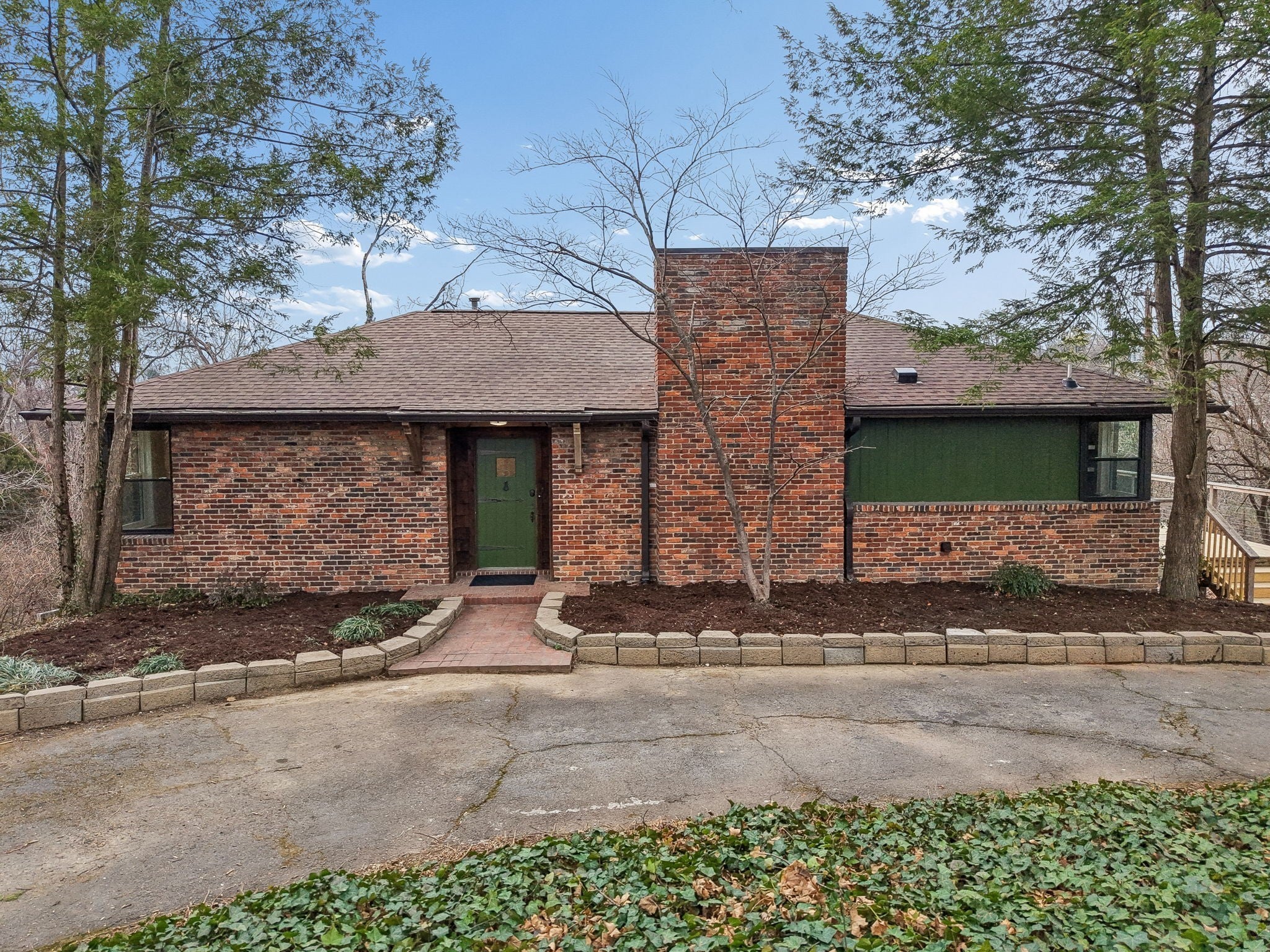 2224 Crestline Dr