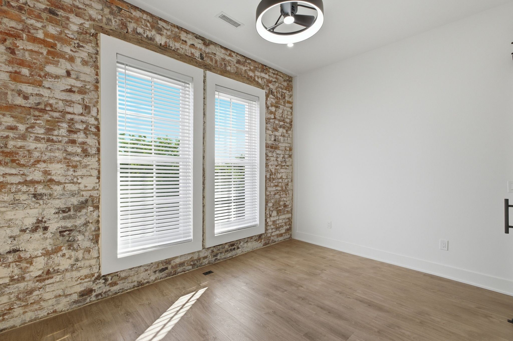 1600 10th Ave N 202