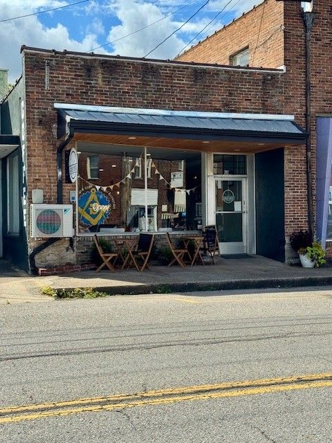 202 River St Hartsville TN 37074