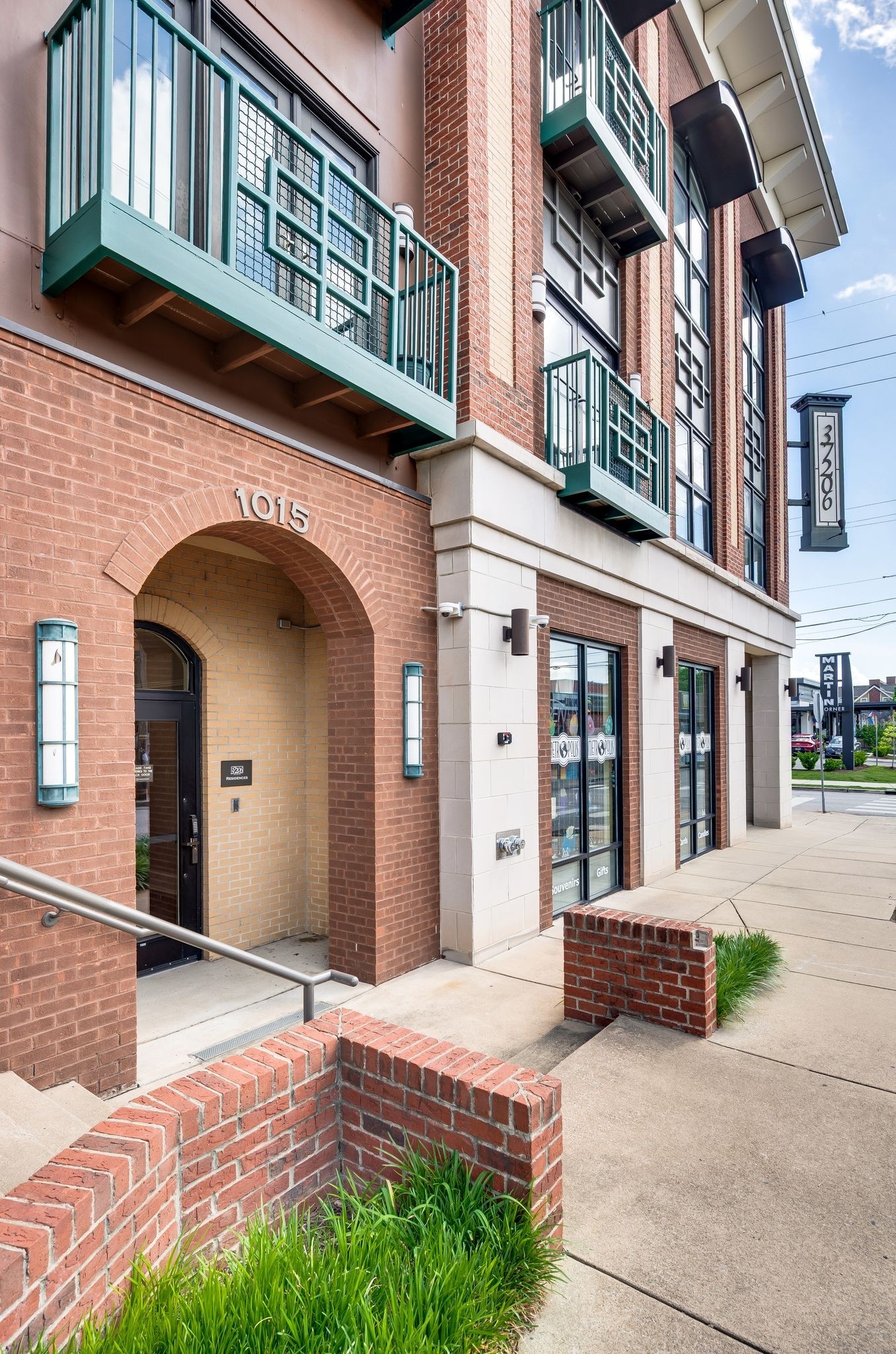 1015 Fatherland St 302