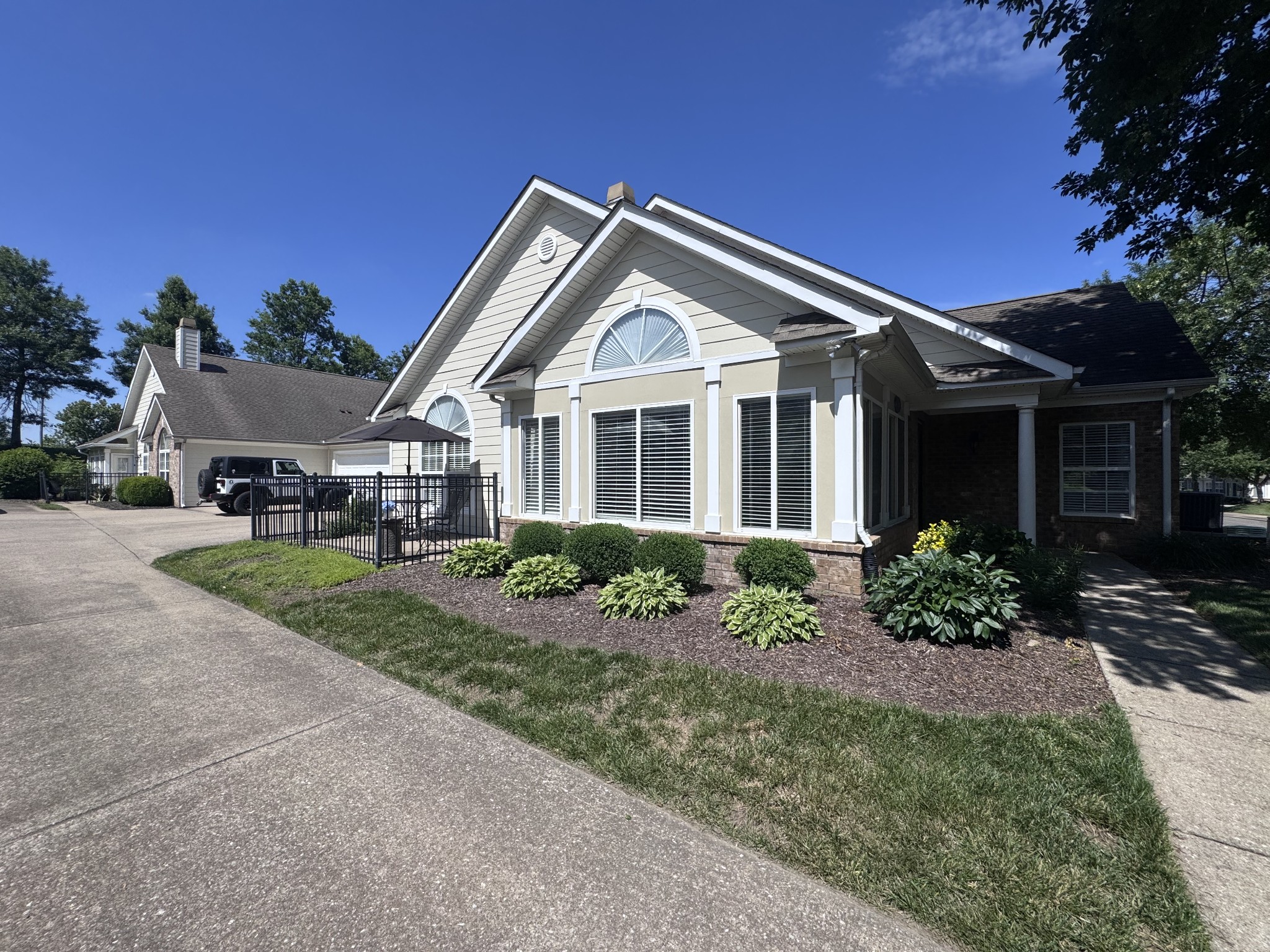 825 Browns Ln 301