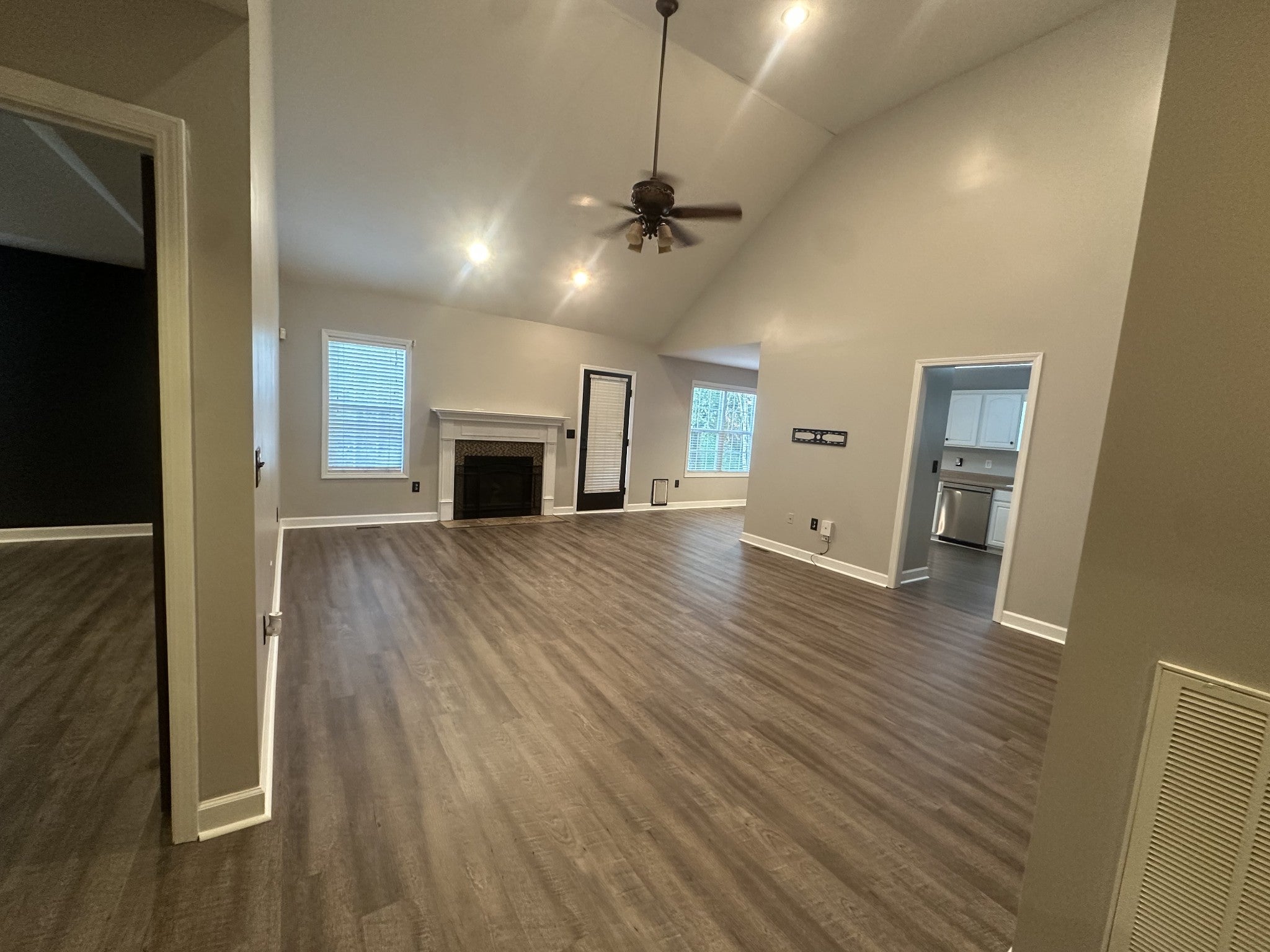109 Lakeside Ct