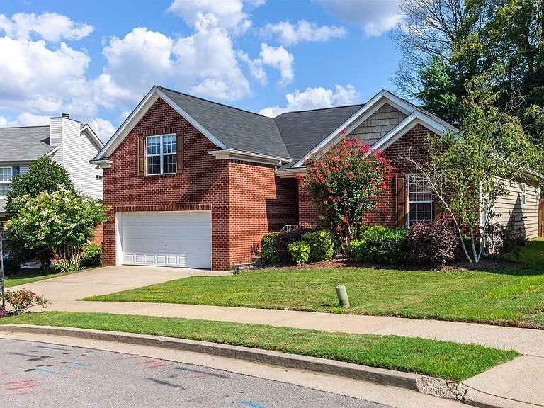 109 Lakeside Ct