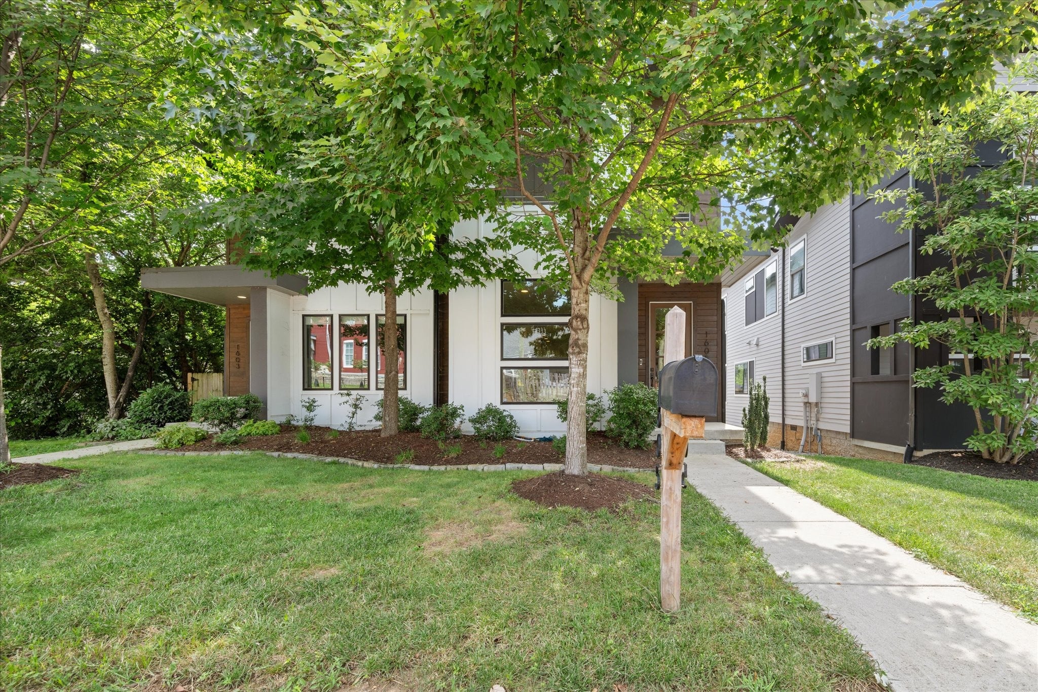 1605 10th Ave N