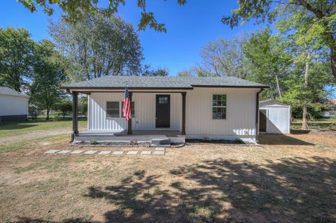 Photo of 1103 Beckham Ave, Lawrenceburg, TN 38464 (MLS # 3624172)