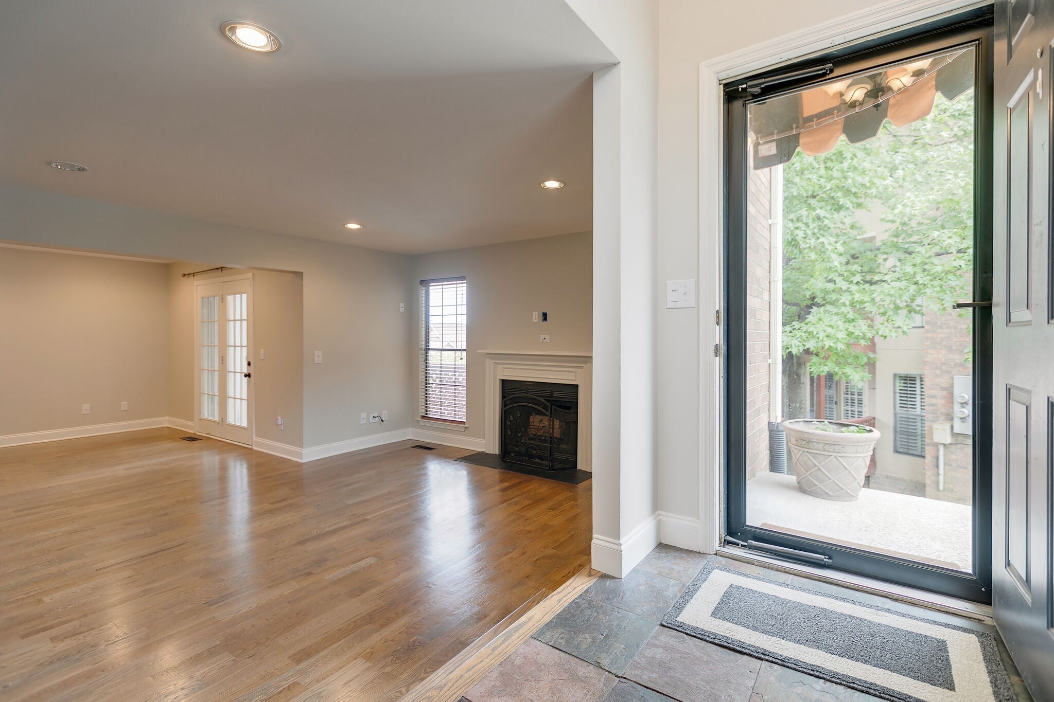 232 Glenstone Cir