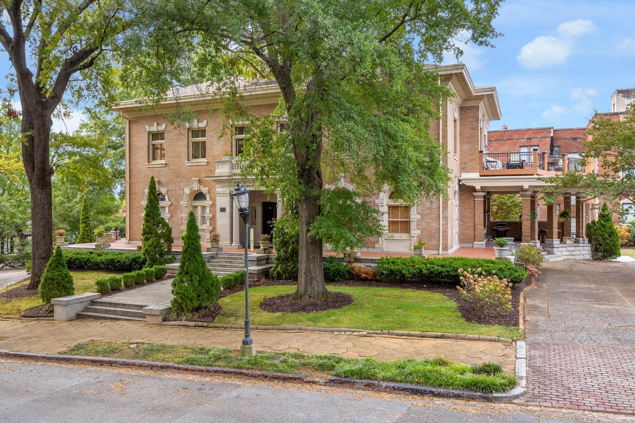 900 Vine Street 9