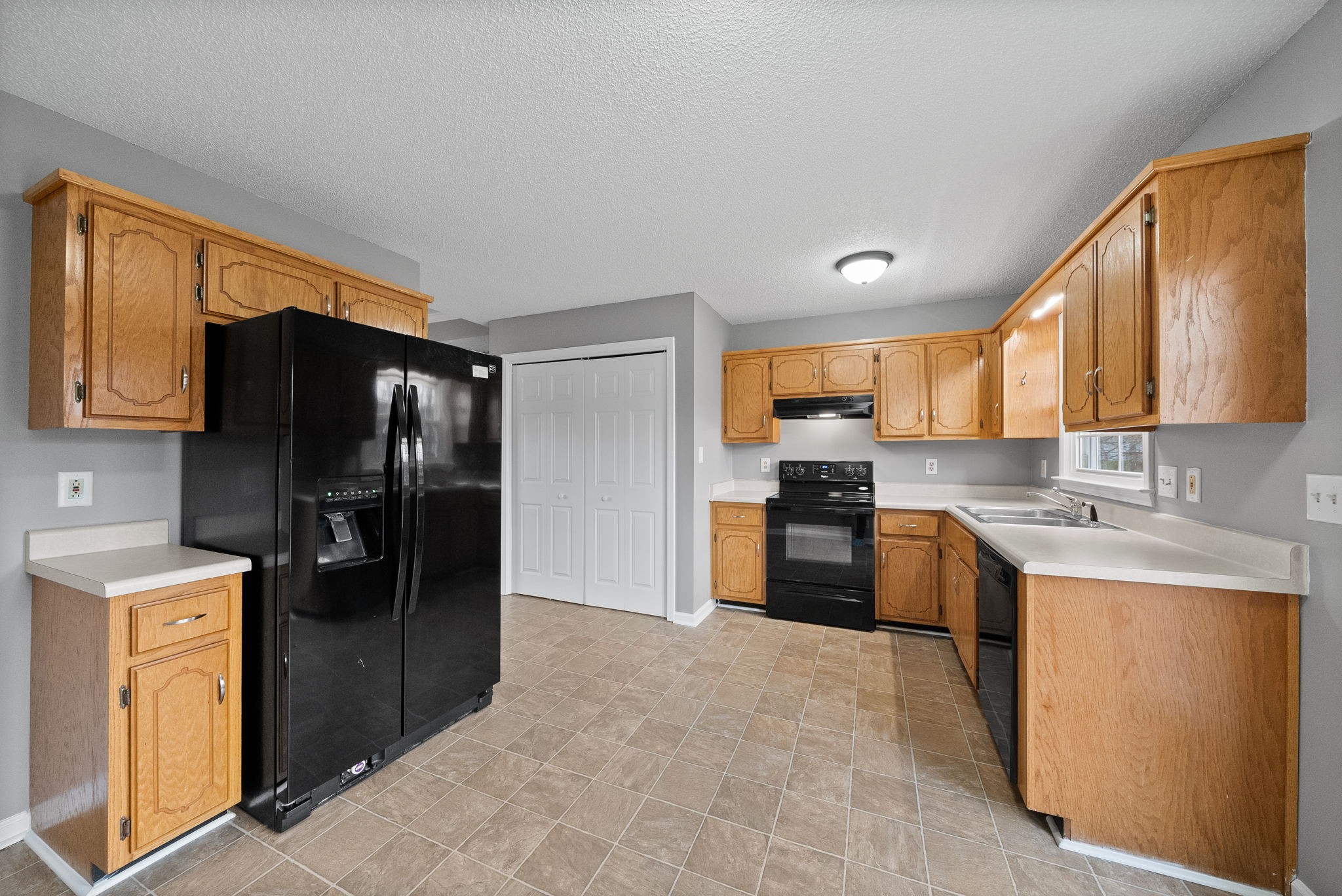 Clarksville, Tennessee 37042, United States, 3 Bedrooms Bedrooms, ,2 BathroomsBathrooms,Residential,Active,85883