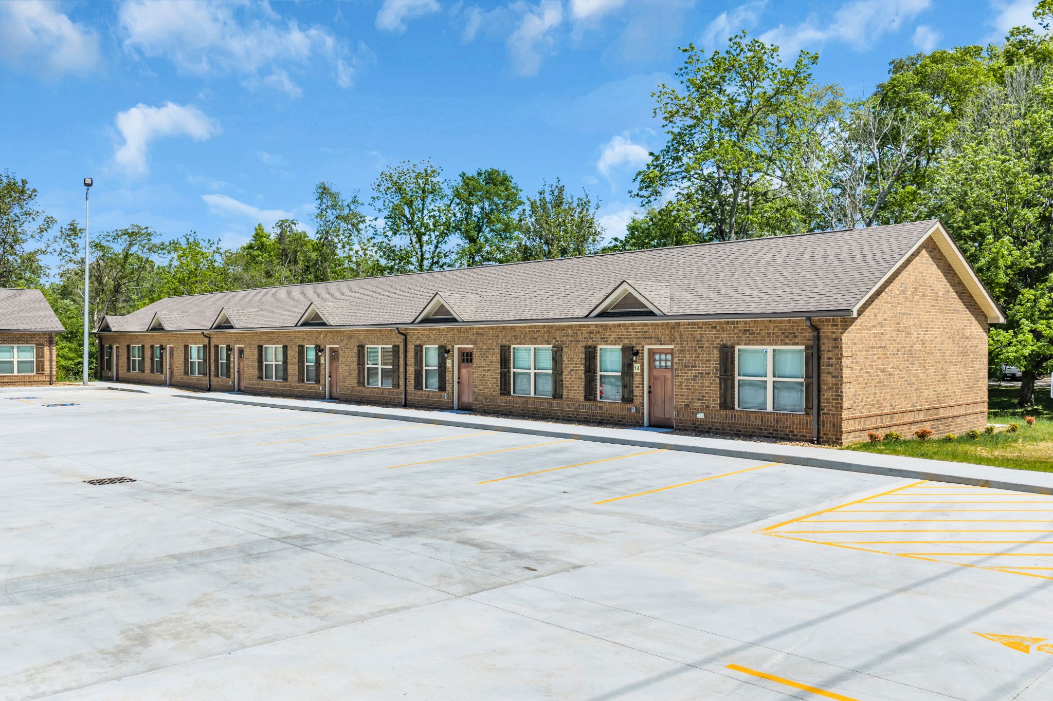Photo 1 of 28 — 404 Cedar Ln, Tullahoma, TN 37388