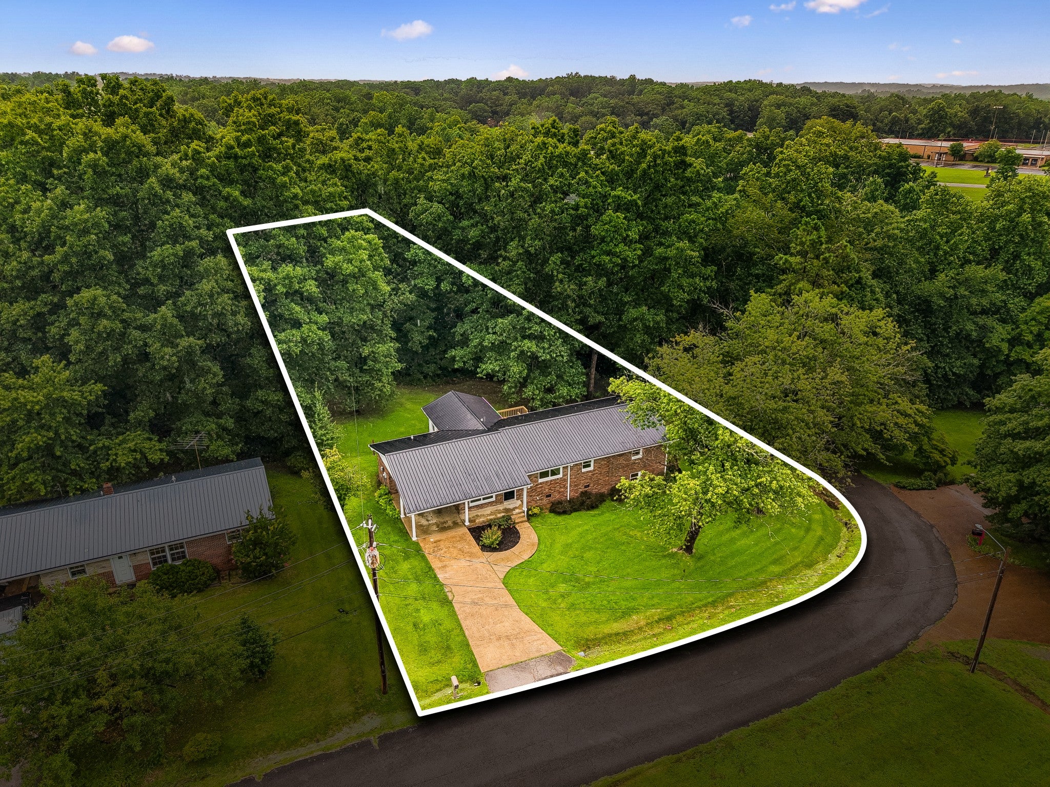 Photo 1 of 28 — 1416 Oakmont Circle, Centerville, TN 37033